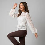 Witte Dames Kant Blouse met Lange Mouwen en Getailleerde Pasvorm